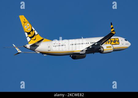 Buzz Boeing 737 MAX 8 Flugzeuge wie gesehen Rollen, starten und fliegen von Eindhoven Airport EIN nach Warschau Polan WMI während eines Tages mit blauem Himmel. Die brandneue Boeing 737 MAX 8-200 hat die Zulassung SP-RZA, fliegt seit Oktober 2021. Buzz Airline ist eine Billigfluggesellschaft, eine Tochtergesellschaft der Billigfluggesellschaft Ryanair. Buzz betreibt Linienflüge im Auftrag von Ryanair, Und Charterflüge aus Polen, die Airline Buzz mit dem BEE-Logo, nahm im Januar 2020 ihren Betrieb auf, früher hieß sie Ryanair Sun. Die weltweite Luftfahrtindustrie versucht sich von der Negativzeit zu erholen Stockfoto