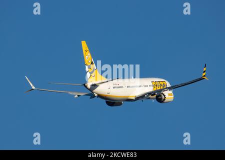 Buzz Boeing 737 MAX 8 Flugzeuge wie gesehen Rollen, starten und fliegen von Eindhoven Airport EIN nach Warschau Polan WMI während eines Tages mit blauem Himmel. Die brandneue Boeing 737 MAX 8-200 hat die Zulassung SP-RZA, fliegt seit Oktober 2021. Buzz Airline ist eine Billigfluggesellschaft, eine Tochtergesellschaft der Billigfluggesellschaft Ryanair. Buzz betreibt Linienflüge im Auftrag von Ryanair, Und Charterflüge aus Polen, die Airline Buzz mit dem BEE-Logo, nahm im Januar 2020 ihren Betrieb auf, früher hieß sie Ryanair Sun. Die weltweite Luftfahrtindustrie versucht sich von der Negativzeit zu erholen Stockfoto