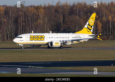 Buzz Boeing 737 MAX 8 Flugzeuge wie gesehen Rollen, starten und fliegen von Eindhoven Airport EIN nach Warschau Polan WMI während eines Tages mit blauem Himmel. Die brandneue Boeing 737 MAX 8-200 hat die Zulassung SP-RZA, fliegt seit Oktober 2021. Buzz Airline ist eine Billigfluggesellschaft, eine Tochtergesellschaft der Billigfluggesellschaft Ryanair. Buzz betreibt Linienflüge im Auftrag von Ryanair, Und Charterflüge aus Polen, die Airline Buzz mit dem BEE-Logo, nahm im Januar 2020 ihren Betrieb auf, früher hieß sie Ryanair Sun. Die weltweite Luftfahrtindustrie versucht sich von der Negativzeit zu erholen Stockfoto