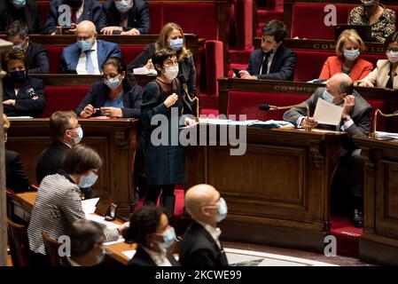 Annick Girardin, Ministerin für Meer und Fischerei, reagiert auf die scharfe Kritik der Opposition an der Krise zwischen Frankreich und dem Vereinigten Königreich während der Fragestunde der Regierung auf der Nationalversammlung am 23. November 2021 in Paris. (Foto von Andrea Savorani Neri/NurPhoto) Stockfoto