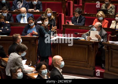 Annick Girardin, Ministerin für Meer und Fischerei, reagiert auf die scharfe Kritik der Opposition an der Krise zwischen Frankreich und dem Vereinigten Königreich während der Fragestunde der Regierung auf der Nationalversammlung am 23. November 2021 in Paris. (Foto von Andrea Savorani Neri/NurPhoto) Stockfoto