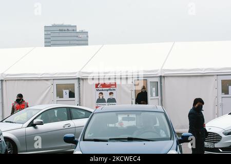 Allgemeine Ansicht des Tagesimpfzentrums in der Lanxess Arena in Köln am 23. Nov 2021 während der Eröffnung des neuen Impfzentrums in Köln, da die Coronavirus-Infektionsfälle in Deutschland ihren Höhepunkt erreichen (Foto by Ying Tang/NurPhoto) Stockfoto