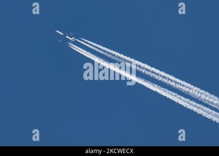 Eine Boeing 747-8 der Lufthansa sah einen Flug vom Flughafen Frankfurt FRA in Deutschland nach Chicago ORD USA in einer Höhe von 34,000 Fuß am blauen Himmel. Das überfliegende Jumbo-Jet-Flugzeug hinterlässt Kondensstreifen oder Kondensstreifen, eine weiße Dampflinie. Das Flugzeug hat die Registrierung D-ABYD, wird von 4x GE-Triebwerken und dem Namen Mecklenburg-Vorpommern angetrieben. Lufthansa DLH, die Flaggonfluggesellschaft Deutschlands und zweitgrößte Fluggesellschaft Europas, ist Gründungsmitglied der Star Alliance. Der Quad Jet wurde monatelang aufgrund der Reisebeschränkungen von Covid geerdet, wurde aber kürzlich wieder in Betrieb genommen Stockfoto