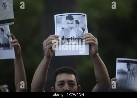 Menschen versammeln sich während eines Protestes, um Gerechtigkeit nach dem Mord an Lucas Gonzalez, einem 17-jährigen Spieler aus Barraca Central, der von der Stadtpolizei angeschossen wurde, in Buenos Aires, Argentinien, am 22. November 2021 zu fordern. (Foto von Matías Baglietto/NurPhoto) Stockfoto