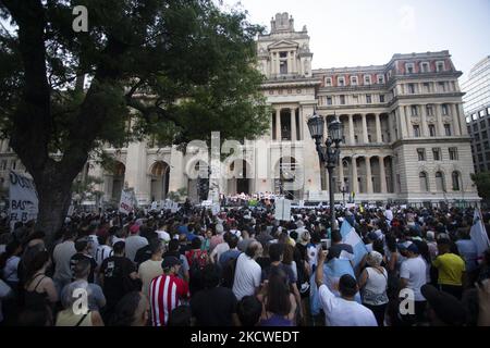Menschen versammeln sich während eines Protestes, um Gerechtigkeit nach dem Mord an Lucas Gonzalez, einem 17-jährigen Spieler aus Barraca Central, der von der Stadtpolizei angeschossen wurde, in Buenos Aires, Argentinien, am 22. November 2021 zu fordern. (Foto von Matías Baglietto/NurPhoto) Stockfoto