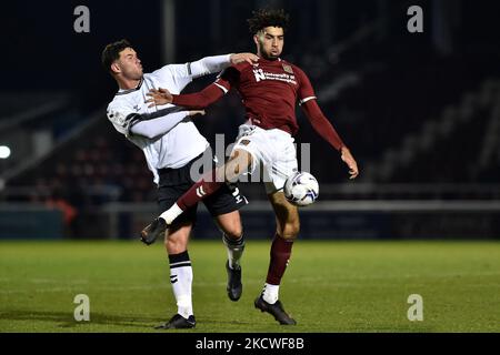 Harrison McGahey von Oldham Athletic takelt mit Kion Etete von Northampton Town während des Sky Bet League 2-Spiels zwischen Northampton Town und Oldham Athletic am Dienstag, den 23.. November 2021 im PTS Academy Stadium, Northampton. Stockfoto