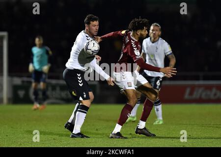 Harrison McGahey von Oldham Athletic takelt mit Kion Etete von Northampton Town während des Sky Bet League 2-Spiels zwischen Northampton Town und Oldham Athletic am Dienstag, den 23.. November 2021 im PTS Academy Stadium, Northampton. Stockfoto