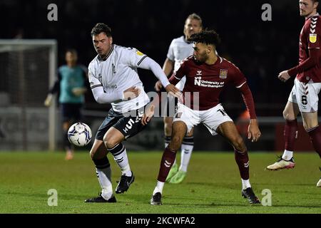 Harrison McGahey von Oldham Athletic takelt mit Kion Etete von Northampton Town während des Sky Bet League 2-Spiels zwischen Northampton Town und Oldham Athletic am Dienstag, den 23.. November 2021 im PTS Academy Stadium, Northampton. Stockfoto