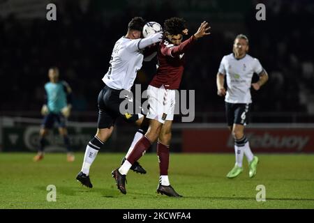 Harrison McGahey von Oldham Athletic takelt mit Kion Etete von Northampton Town während des Sky Bet League 2-Spiels zwischen Northampton Town und Oldham Athletic am Dienstag, den 23.. November 2021 im PTS Academy Stadium, Northampton. Stockfoto