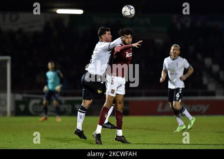 Harrison McGahey von Oldham Athletic takelt mit Kion Etete von Northampton Town während des Sky Bet League 2-Spiels zwischen Northampton Town und Oldham Athletic am Dienstag, den 23.. November 2021 im PTS Academy Stadium, Northampton. Stockfoto