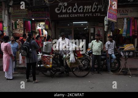 Street-Food-Händler stehen auf einer Straße, während sie am 24. November 2021 auf einem Markt in Neu-Delhi, Indien, auf Kunden warten. Die Reserve Bank of India prognostiziert für dieses Geschäftsjahr ein BIP-Wachstum von 9,5 Prozent, während die durchschnittliche Prognose zwischen 8,5 und 10 Prozent liegt, nach der früheren Schätzung von 8 Prozent für das Kalenderjahr 2022. (Foto von Mayank Makhija/NurPhoto) Stockfoto