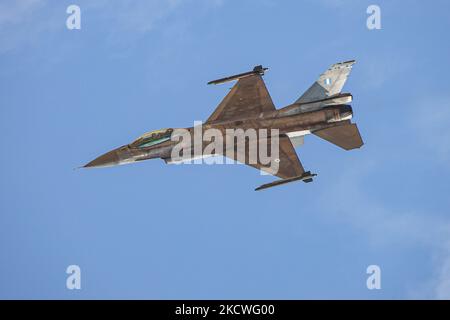 Griechischer Kampfjet F16 des HAF Zeus Demo Teams während der Flugwoche 2021 in Athen. Hellenic Air Force Lockheed Martin F-16C Block 52 von 343 Mira Squadron, wie in einer Flugdemonstration gesehen Tanagra Military Air Base LGTG Flughafen. Athen, Griechenland am 5. September 2021 (Foto von Nicolas Economou/NurPhoto) Stockfoto