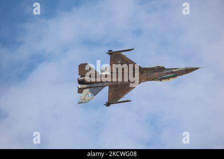 Griechischer Kampfjet F16 des HAF Zeus Demo Teams während der Flugwoche 2021 in Athen. Hellenic Air Force Lockheed Martin F-16C Block 52 von 343 Mira Squadron, wie in einer Flugdemonstration gesehen Tanagra Military Air Base LGTG Flughafen. Athen, Griechenland am 5. September 2021 (Foto von Nicolas Economou/NurPhoto) Stockfoto