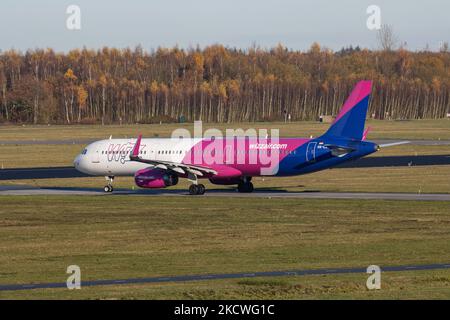 Wizz Air Airbus A321-Flugzeuge, wie sie während des Rollens, des Start- und der Flugphase vom Flughafen Eindhoven WÄHREND eines sonnigen Wintertages am blauen Himmel gesehen werden. W!ZZ Air ist ein ungarischer Ultra Low Cost Airline Carrier mit den größten Stützpunkten am Flughafen Budapest und am Flughafen Luton, der 164 Flughäfen anfliegt. Das Flugzeug A321-200 mit der Logo-Aufschrift auf der Seite hat die Registrierung HA-LXV. Die weltweite Luftfahrtindustrie versucht, sich von den negativen Auswirkungen der Coronavirus-Pandemie Covid-19 zu erholen. Eindhoven, Niederlande am 22. November 2021 (Foto: Nicolas Economou/NurPhoto) Stockfoto