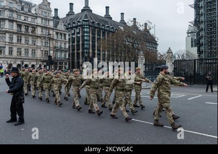 LONDON, VEREINIGTES KÖNIGREICH - 24. NOVEMBER 2021: Mitglieder der britischen Streitkräfte, die in Afghanistan dienten, marschieren am 24. November 2021 zu einem Empfang in London, England, ins Parlamentsgebäude. (Foto von Wiktor Szymanowicz/NurPhoto) Stockfoto