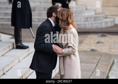 Die Umarmung und der Austausch von Küssen mit der Maske zwischen dem französischen Präsidenten Emmanuel Macron und dem estnischen Ministerpräsidenten Kaja Kallas im Elysee-Palast in Paris am 24. November 2021. (Foto von Andrea Savorani Neri/NurPhoto) Stockfoto