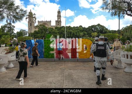 Mitglieder der Nationalgarde (Guardia Nacional de México) patrouillieren im Zentrum von Merida. Am Montag, den 22. November 2021, in Merida, Yucatan, Mexiko. (Foto von Artur Widak/NurPhoto) Stockfoto