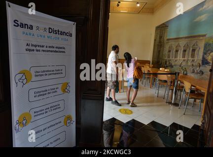 Schild mit Covid-19-Regeln im Museo Casa Montejo, einem Haus aus dem 16.. Jahrhundert, im Stadtzentrum von Merida. Am Montag, den 22. November 2021, in Merida, Yucatan, Mexiko. (Foto von Artur Widak/NurPhoto) Stockfoto