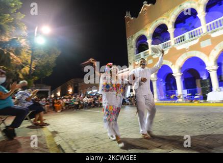 Mitglieder der Folklore-Gruppe der Senioren Merida City Ballet während eines Abends mit traditioneller Kultur und Tanz vor dem Rathaus in Merida. Am Montag, den 22. November 2021, in Merida, Yucatan, Mexiko. (Foto von Artur Widak/NurPhoto) Stockfoto