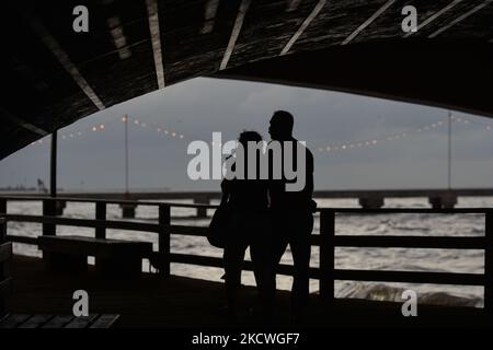 Ein Paar sah unter der Brücke in der Nähe des Strandes in Progreso spazieren gehen. Am Dienstag, den 23. November 2021, in Progreso, Yucatan, Mexiko. (Foto von Artur Widak/NurPhoto) Stockfoto