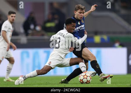 Nicolo Barella (FC Internazionale) und Marcos Antonio (FC Shakhtar Donetsk) kämpfen während des UEFA Champions League Fußballspiels Inter - FC Internazionale gegen Shakhtar Donetsk am 24. November 2021 im Stadion Giuseppe Meazza - San Siro in Mailand, Italien (Foto: Francesco Scaccianoce/LiveMedia/NurPhoto) Stockfoto