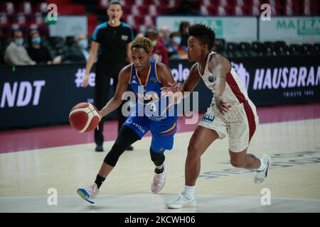 Bintou Dieme-Marizy (BLMA Montpellier) und Yvonne Anderson (Umana Reyer Venezia) während der Basketball Euroleague Women Championship Umana Reyer Venezia gegen BLMA Montpellier am 24. November 2021 im Palasport Taliercio in Venedig, Italien (Foto: Mattia Radoni/LiveMedia/NurPhoto) Stockfoto