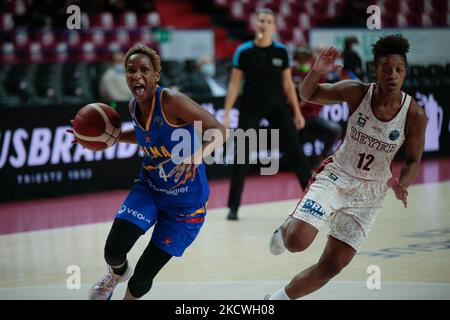 Bintou Dieme-Marizy (BLMA Montpellier) und Yvonne Anderson (Umana Reyer Venezia) während der Basketball Euroleague Women Championship Umana Reyer Venezia gegen BLMA Montpellier am 24. November 2021 im Palasport Taliercio in Venedig, Italien (Foto: Mattia Radoni/LiveMedia/NurPhoto) Stockfoto