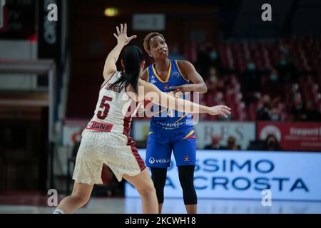 Bintou Dieme-Marizy (BLMA Montpellier) und Debora Carangelo (Umana Reyer Venezia) während der Basketball Euroleague Women Championship Umana Reyer Venezia gegen BLMA Montpellier am 24. November 2021 im Palasport Taliercio in Venedig, Italien (Foto: Mattia Radoni/LiveMedia/NurPhoto) Stockfoto