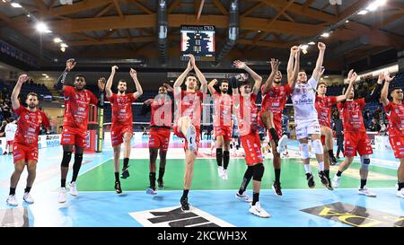 Jubel der Spieler Cucine Lube Civitanova während der Volleyball Italienischen Serie A Männer Superliga Meisterschaft Cucine Lube Civitanova gegen Consar Ravenna am 24. November 2021 auf dem Eurosuole Forum in Civitanova Marche, Italien (Foto von Roberto Bartomeoli/LiveMedia/NurPhoto) Stockfoto