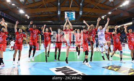 Jubel der Spieler Cucine Lube Civitanova während der Volleyball Italienischen Serie A Männer Superliga Meisterschaft Cucine Lube Civitanova gegen Consar Ravenna am 24. November 2021 auf dem Eurosuole Forum in Civitanova Marche, Italien (Foto von Roberto Bartomeoli/LiveMedia/NurPhoto) Stockfoto