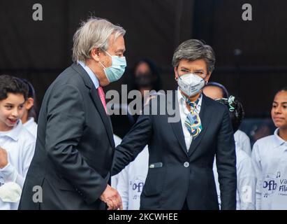 Der Generalsekretär der Vereinten Nationen, Antonio Guterres (rechts), und die Bürgermeisterin von Bogota, Claudia Lopez, während des Besuchs des Generalsekretärs der Vereinten Nationen, Antonio Guterres, anlässlich des 5. Jahrestages des Friedensvertrages zwischen den Revolutionären Streitkräften Kolumbiens (FARC-EP) und der kolumbianischen Regierung im Jahr 2016. Am 24. November 2021 in Bogota, Kolumbien. (Foto von Sebastian Barros/NurPhoto) Stockfoto