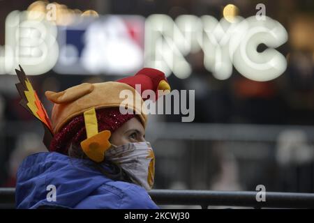 Familien warten auf die Macy's Parade vor der Macy's Thanksgiving Day Parade 95. in New York City, USA, an der Avenue of the Americas und 50 West am 25. November 2021. Am Thanksgiving Day, gegen 9 Uhr, beginnt die Macy's Thanksgiving Day Parade auf der Westseite des Central Park in der 77. Street. Es geht weiter auf der 6. Avenue zum Herald Square in der 34. Street, wo sich das Kaufhaus Macy's befindet. (Foto von Deccio Serrano/NurPhoto) Stockfoto