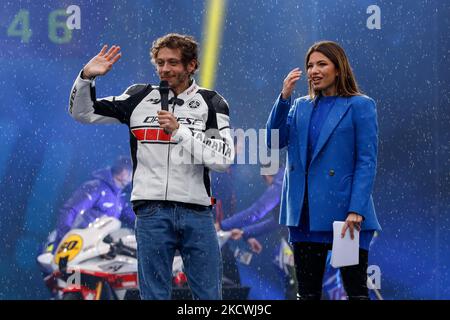 Valentino Rossi und Federica Masolin (Sky Sport) während der News One More Runde am 25. November 2021 auf der EICMA 2021 - Rho Fiera in Mailand, Italien (Foto: Francesco Scaccianoce/LiveMedia/NurPhoto) Stockfoto