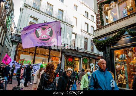 In Amsterdam führte eine Gruppe von Aktivisten des Extinction Rebellion einen Flashmob außerhalb des neuen H&M-Stores durch. Die Aktion richtete sich am 25.. November 2021 gegen die angeblichen Greenwashing-Praktiken der Modekette, um das Unternehmen grüner erscheinen zu lassen, als es tatsächlich ist. (Foto von Romy Arroyo Fernandez/NurPhoto) Stockfoto