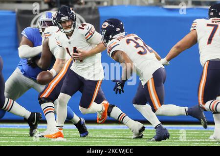 Chicago bears Quarterback Andy Dalton (14) geht, um den Ball an Chicago Bears zu übergeben, die David Montgomery (32) während eines NFL-Fußballspiels zwischen den Detroit Lions und den Chicago Bears in Detroit, Michigan, USA, am Donnerstag, dem 26. November 2021, zurücklaufen. (Foto von Amy Lemus/NurPhoto) Stockfoto