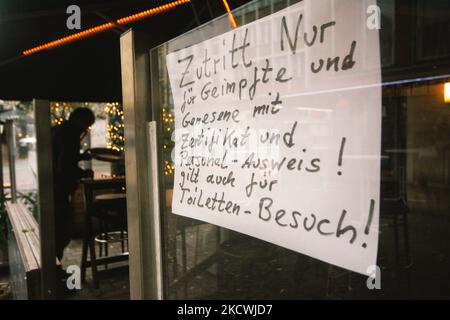 Ein Zeichen für „Eingang nur für geimpfte und wiedergeborene“ am Eingang eines Restaurants im Stadtzentrum von Düsseldorf, Deutschland, am 25. Nov 2021 (Foto: Ying Tang/NurPhoto) Stockfoto