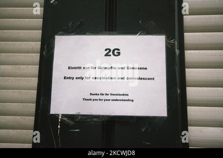 Am 25. Nov 2021 ist das Schild 2G auf dem Fenster eines Restaurants im Stadtzentrum von Düsseldorf zu sehen (Foto: Ying Tang/NurPhoto) Stockfoto