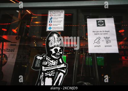 Am 25. Nov 2021 ist das Schild 2G auf dem Fenster eines Restaurants im Stadtzentrum von Düsseldorf zu sehen (Foto: Ying Tang/NurPhoto) Stockfoto