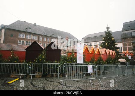 Am 25. November 2021 ist das Schild 2G vor einem Weihnachtsmarkt in Düsseldorf zu sehen (Foto: Ying Tang/NurPhoto) Stockfoto