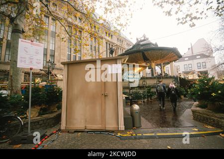 Am 25. November 2021 ist das Schild 2G vor einem Weihnachtsmarkt in Düsseldorf zu sehen (Foto: Ying Tang/NurPhoto) Stockfoto