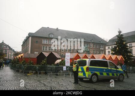 Am 25. November 2021 wird vor einem Weihnachtsmarkt in Düsseldorf ein Polizeiauto geparkt (Foto: Ying Tang/NurPhoto) Stockfoto
