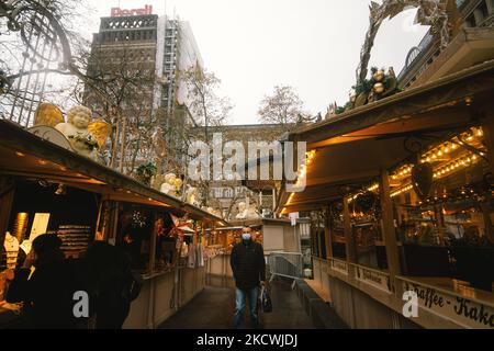Gesamtansicht eines Weihnachtsmarktes in Düsseldorf, Deutschland am 25. Nov 2021 (Foto von Ying Tang/NurPhoto) Stockfoto
