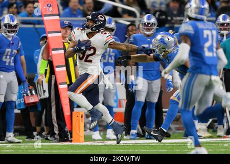 Chicago-Bären laufen zurück David Montgomery (32) spielt den Ball während der zweiten Hälfte eines NFL-Fußballspiels gegen die Detroit Lions in Detroit, Michigan, USA, am Donnerstag, den 25. November 2021. (Foto von Jorge Lemus/NurPhoto) Stockfoto