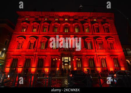 Palazzo Madama, Sitz des italienischen Senats, während der Nachrichten rot beleuchtet Denkmäler und Gebäude der Institutionen rot beleuchtet anlässlich des internationalen Tages gegen Gewalt gegen Frauen am 25. November 2021 in Rom, Italien (Foto: Gloria Imbrogno/LiveMedia/NurPhoto) Stockfoto