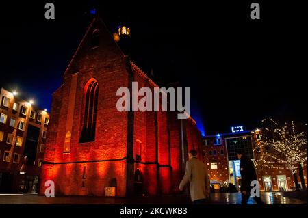 Heute Abend hat die weltweite Kampagne Orange the World: Against Violence against Women begonnen. In Nijmegen wurde am 25.. November 2021 die Marienburger Kapelle in der Mitte mit orangefarbenen Lichtern ausgestattet. (Foto von Romy Arroyo Fernandez/NurPhoto) Stockfoto