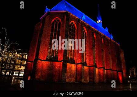 Heute Abend hat die weltweite Kampagne Orange the World: Against Violence against Women begonnen. In Nijmegen wurde am 25.. November 2021 die Marienburger Kapelle in der Mitte mit orangefarbenen Lichtern ausgestattet. (Foto von Romy Arroyo Fernandez/NurPhoto) Stockfoto