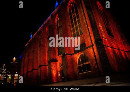 Heute Abend hat die weltweite Kampagne Orange the World: Against Violence against Women begonnen. In Nijmegen wurde am 25.. November 2021 die Marienburger Kapelle in der Mitte mit orangefarbenen Lichtern ausgestattet. (Foto von Romy Arroyo Fernandez/NurPhoto) Stockfoto