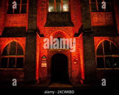 Heute Abend hat die weltweite Kampagne Orange the World: Against Violence against Women begonnen. In Nijmegen wurde am 25.. November 2021 die Marienburger Kapelle in der Mitte mit orangefarbenen Lichtern ausgestattet. (Foto von Romy Arroyo Fernandez/NurPhoto) Stockfoto