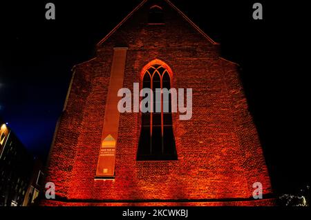 Heute Abend hat die weltweite Kampagne Orange the World: Against Violence against Women begonnen. In Nijmegen wurde am 25.. November 2021 die Marienburger Kapelle in der Mitte mit orangefarbenen Lichtern ausgestattet. (Foto von Romy Arroyo Fernandez/NurPhoto) Stockfoto