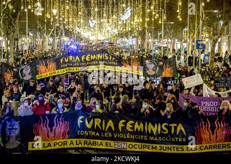 Tausende von Frauen demonstrieren in Barcelona während des feministischen Aufrufs zum Internationalen Tag gegen Geschlechtergewalt. In Barcelona, Katalonien, Spanien, am 25. November 2021. (Foto von Albert Llop/NurPhoto) Stockfoto